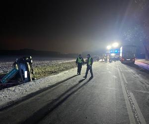 Karambol czterech pojazdów po opadach śniegu w Karolewku koło Leszna [ZDJĘCIA] 