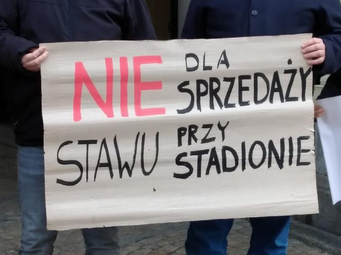 Wraca temat sprzedaży działki przy stadionie Tarczyński Arena. Ekolodzy protestują [ZDJĘCIA]