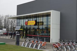 Tyle naprawdę zarabia się na kasie w Biedronce. Sprawdziliśmy zarobki, opadła nam szczęka