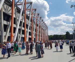 Kongres Świadków Jehowy w Białymstoku. Na stadionie miejskim tysiące uczestników [ZDJĘCIA]