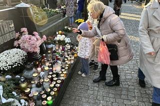 Magdalena Zawadzka na grobie Gustawa Holoubka