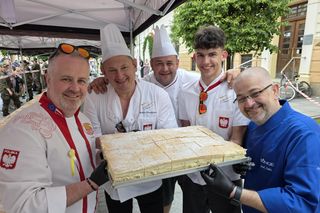 Najlepsza, najsłodsza i najdłuższa kremówka w Polsce jest w Rzeszowie. 14 tysięcy porcji zniknęło w mig!