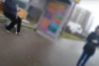 Policjantka z Inowrocławia pomogła seniorowi, który siedział na przystanku