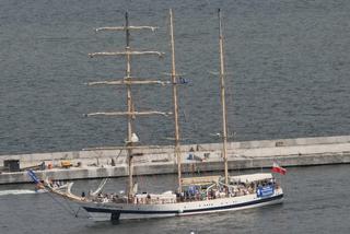 Pogoria w basenie portowym Gdynii, wypływa na The Toll Ships' Race 2009