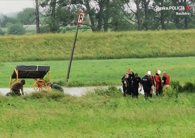 Zbudowali tratwę i wybrali się na rejs po Odrze. Omal nie zginęli. Uratowali ich policjanci [ZDJĘCIA]