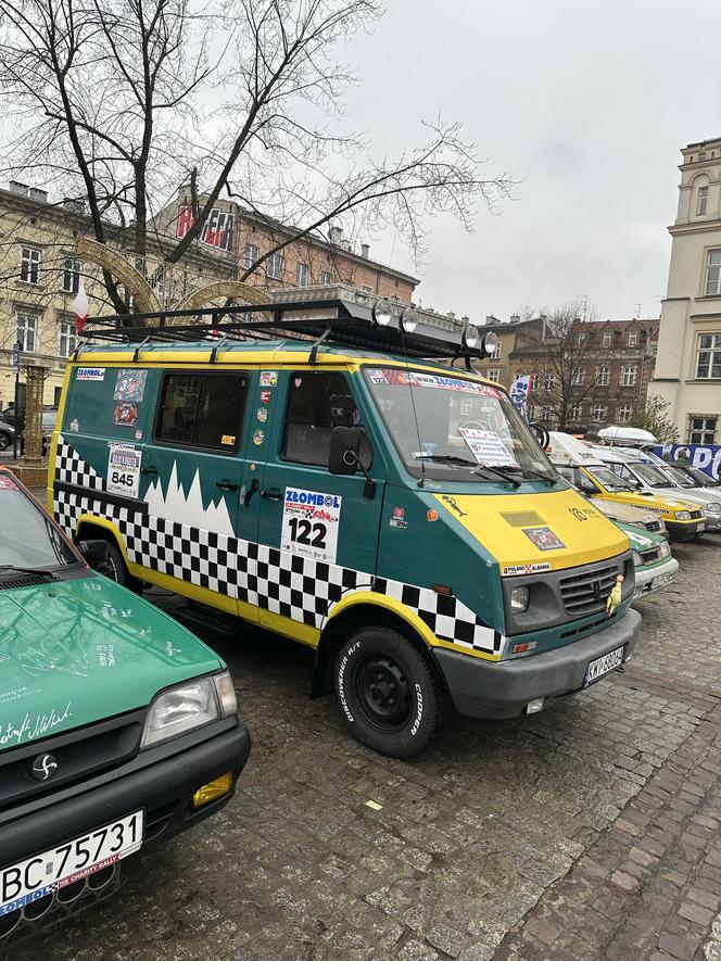 WOŚP 2024 w Krakowie. Zlot samochodów Złombol na Placu Wolnica przyciągnął tłumy fanów aut rodem z PRL-u