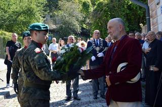 Przed kamienicą przy ul. Matejki odsłonięto tablicę upamiętniającą trzech wybitnych przemyślan