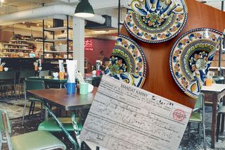 Wylizał talerze w restauracji do czysta i zabrał zastawę do domu