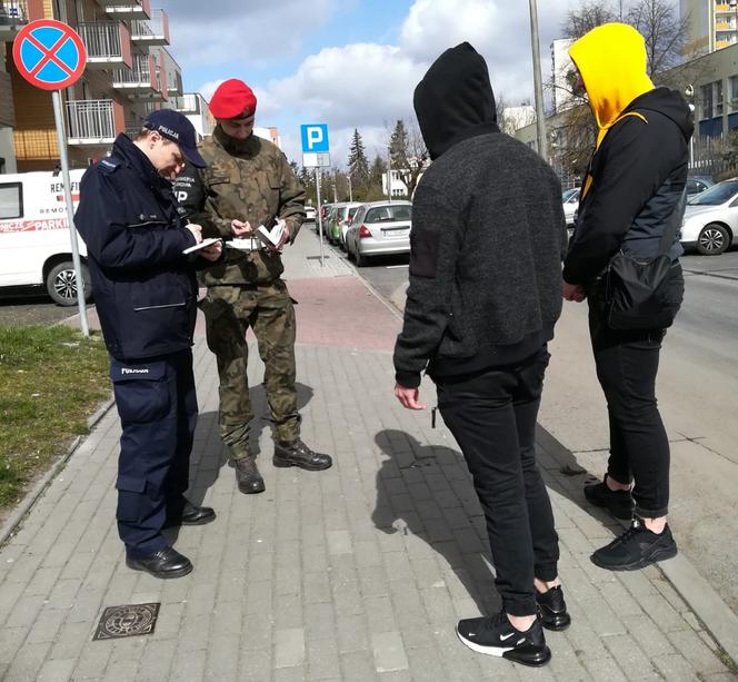 Wojsko ruszyło na ulice Torunia. Wspiera policję w działaniach 