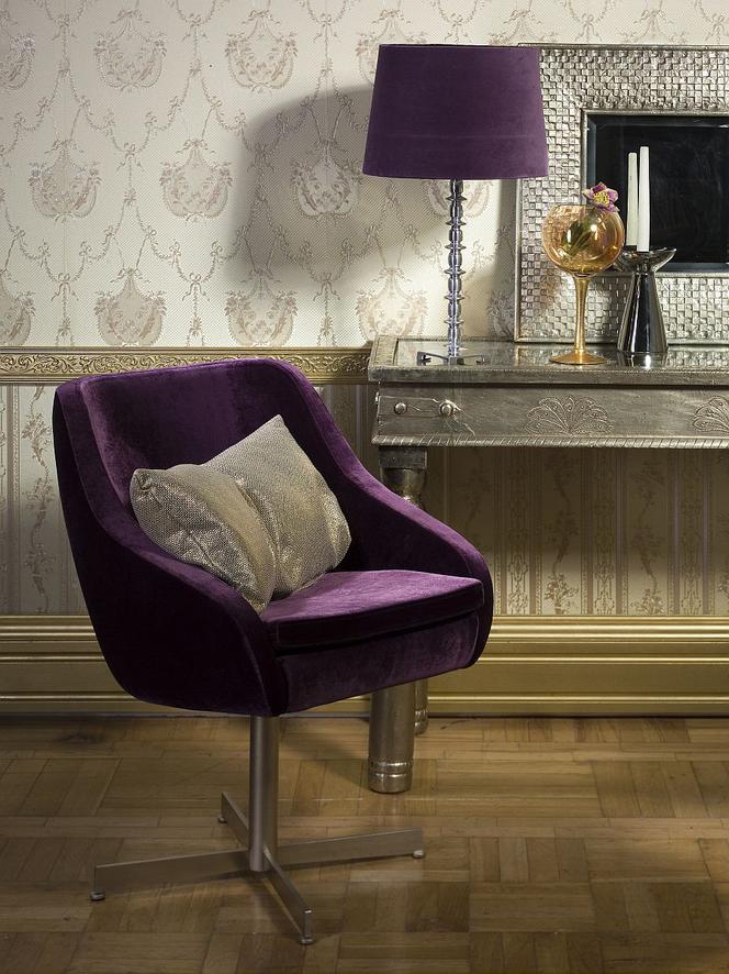 Fioletowe meble tapicerowane we wnętrzu mieszkania