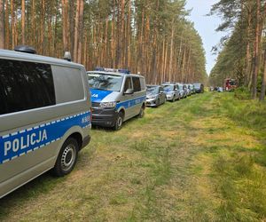 Makabryczne odkrycie w lesie. Najpierw samochód, potem ciało!