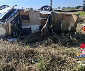 Gronówka. Śmiertelny wypadek na przejeździe kolejowym. Zderzenie kampera z pociągiem osobowym [ZDJĘCIA].