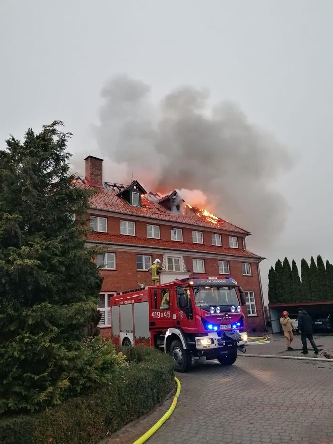 Pożar klasztoru redemptorystów w Braniewie! Na miejscu 10 zastępów straży pożarnej [ZDJĘCIA]