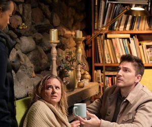 M jak miłość odc. 1849. Julia (Marta Chodorowska), Dima (Michaił Pszeniczny), Magda (Anna Mucha)