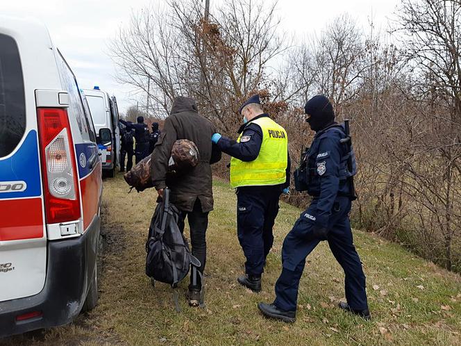 Bielsk Podlaski. Karetką przewozili migrantów. Pościg prowadzony był z lądu i powietrza [ZDJĘCIA]