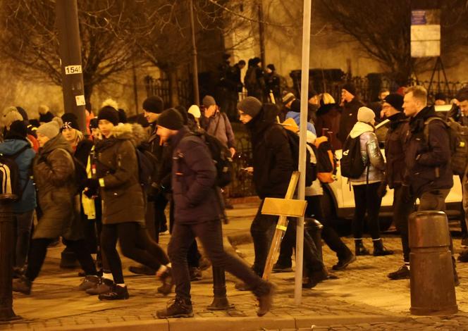 Kilka tysięcy osób w piątkowy wieczór wyruszyło z Lublina w 10. Ekstremalną Drogę Krzyżową