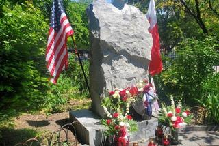 Polonia przeciwko złu pod pomnikiem