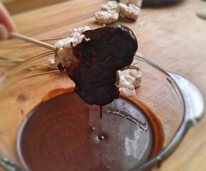 KROK III - Obtaczanie wafla w czekoladzie