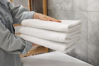 Pokrusz i włóż do prania razem z ręcznikami. Sprzątaczka zdradziła, dlaczego ręczniki w hotelach są zawsze miękkie. Sposób na pranie ręczników w pralce