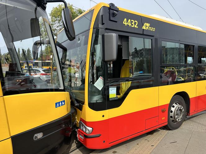 Czołowe zderzenie autobusu miejskiego z tramwajem. Kierowca zasłabł za kierownicą