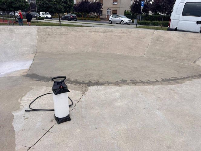 Czy nowa metoda się sprawdzi? Zakończono pierwsze prace naprawcze na Skateplazie w Lesznie