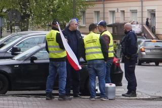 Protest rolników 16 kwietnia w Olsztynie. Strajkujący znów przynieśli nawóz do biura posła Kulaska [ZDJĘCIA]
