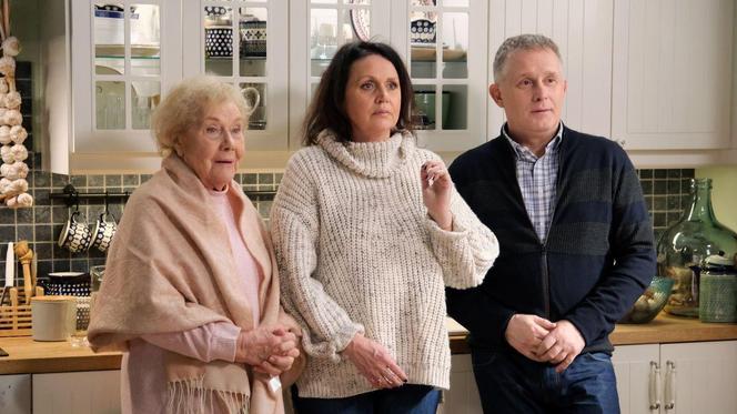 M jak miłość odc. 1791. Barbara (Teresa Lipowska), Marysia (Małgorzata Pieńkowska), Artur (Robert Moskwa)