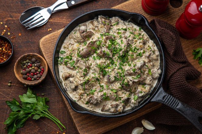 Wątróbki drobiowe w sosie śmietanowym z natką pietruszki – delikatne, pełne smaku i proste w przygotowaniu