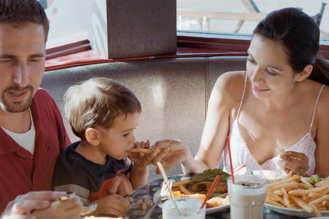 Z dzieckiem w restauracji, czyli co powinnaś wiedzieć o jedzeniu z dzieckiem poza domem.