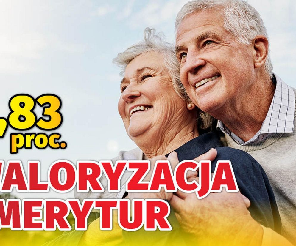 Uśmiechnięta para starszych osób na zewnątrz. Mężczyzna obejmuje kobietę. Na zdjęciu widoczny napis: 3,83 proc. WALORYZACJA EMERYTUR, co odnosi się do prognoz na 2026 rok, o czym przeczytasz na Super Biznes.
