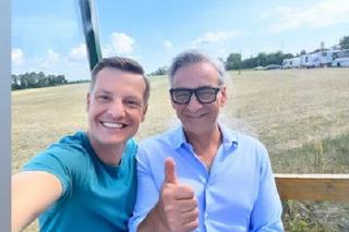 M jak miłość po wakacjach 2023. Paweł (Rafał Mroczek), Jacek Milecki (Robert Gonera) na planie