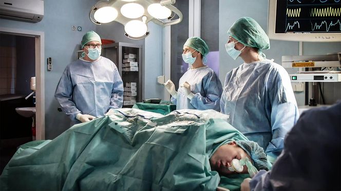 Pierwsza miłość, odcinek 3959: Julita umrze po wypadku? Pakulski i Małgorzata uśmiercą ją podczas operacji i wytną narządy  - ZWIASTUN