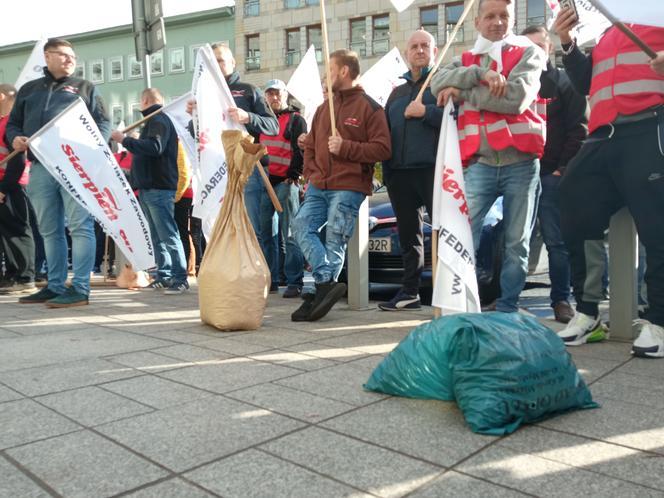 Górnicy protestowali w Warszawie pod siedzibą PGE. Wystawiono świńskie łby
