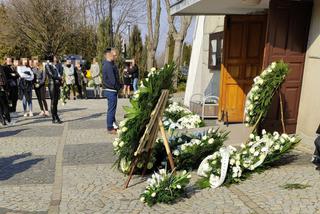 Pogrzeb zamordowanych chłopców w Płocku. Matka rozpacza nad urnami synków [GALERIA]