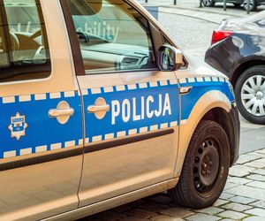Palił się stary żuk na parkingu przed blokiem w Bydgoszczy. W środku mieszkali ludzie