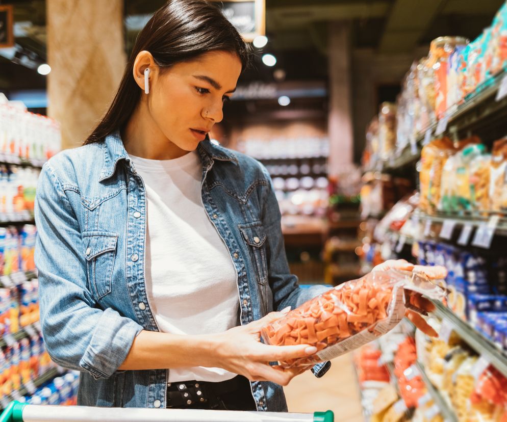 Kobieta wybiera makaron w sklepie