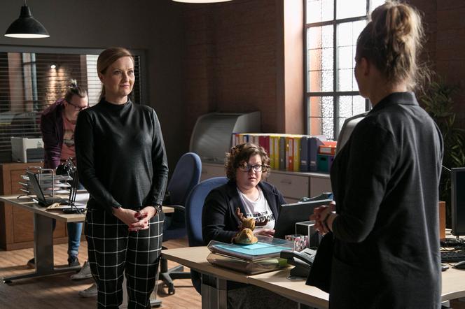 Singielka odcinek 97, Elka (Paulina Chruściel), Dorota (Izabela Kuna)