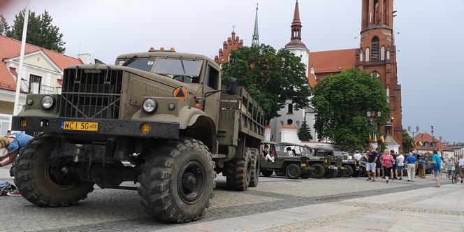 Białystok. IX Podlaski Piknik Militarny “Misja WSCHÓD”. Prezentacja na Rynku Kościuszki