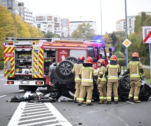 Dachowanie w Warszawie! Wcześniej na tej ulicy doszło do śmiertelnej masakry