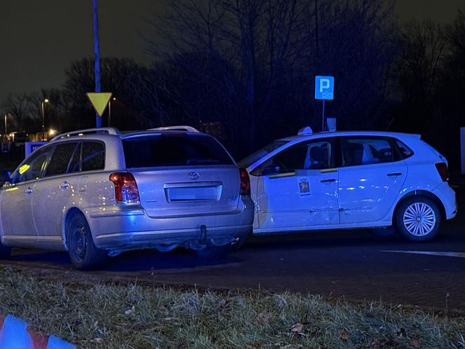  Warszawa: Samochód staranował stację benzynową na Radzymińskiej. Ewakuacja, są ranni