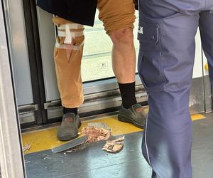 Metalowa belka przebiła tramwaj i nogę pasażera. Poszkodowany trafił do szpitala