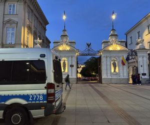 Uniwersytet Warszawski w żałobie. Przed budynkiem wystawiono zdjęcie zabitej 53-latki