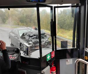 Zderzenie autobusu z osobówką we Wrocławiu. Jedna osoba w szpitalu 