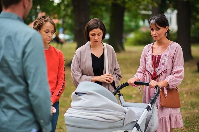 “Pierwsza miłość”: Kinga przypadkowo spotyka Janka i Lilkę na spacerze z Polą… Ten widok łamie jej serce