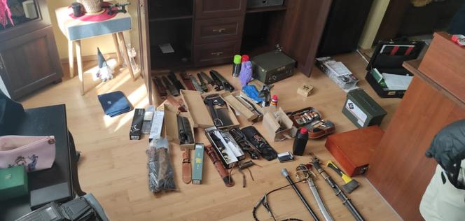 Znęcał się nad żoną i pasierbem. Miał w domu arsenał i narkotyki