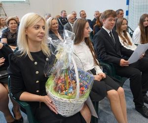 Pierwsza Dama uczciła z uczniami 100 lat od nadania imienia Stefana Batorego Szkole Podstawowej w Liwie