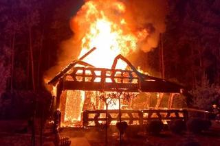 W nocy w Dominicach spalił się domek letniskowy [FOTO]