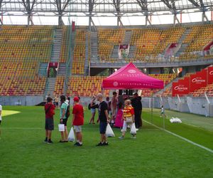 Pożegnianie Murawy na Chorten Arenie. Jagiellonia Białystok rozdaje boisko swoim kibicom