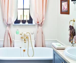 Łazienka ze złotymi akcesoriami i dodatkami – salonik kąpielowy