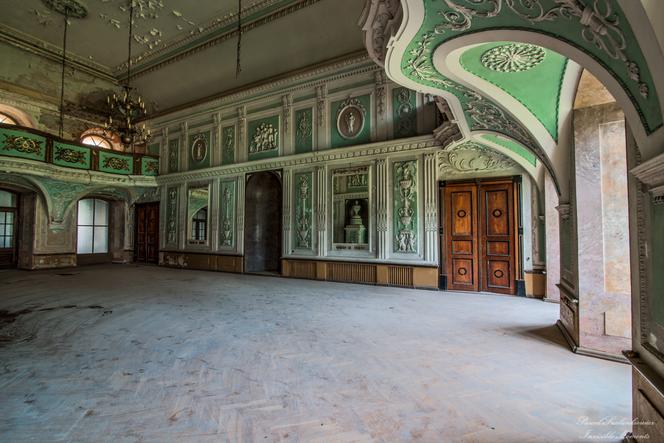 To najpiękniejszy pałac w Polsce, a popada w ruinę. Musisz tam pojechać, zanim zniknie z mapy Polski [ZDJĘCIA]